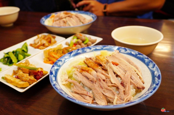 【鶯歌八德小吃推薦】趁早來！6點半就賣光，鼎紀鵝肉飯，鵝油扒飯太香了！內用免費喝當歸鵝骨湯～全台前10名好吃！
