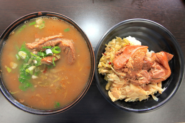 吃。高雄|左營區。道地眷村美食，獨特の手擀水餃皮，超甘甜紅燒湯頭，整體口感美味值得樂天小高推薦「左傳牛肉麵」。