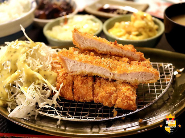 台南日式定食／用餐時段常客滿／料多實在超值佛心價／隱身巷弄老屋庭院／配菜每天不一樣／內用免費續白飯或小菜一份