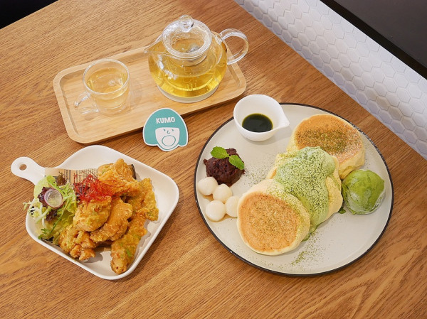 台中大里輕食、下午茶，日式厚鬆餅像蛋糕口感超綿密，濃郁抹茶醬和抹茶鮮奶油都超抹超好吃-Kumo朵朵雲