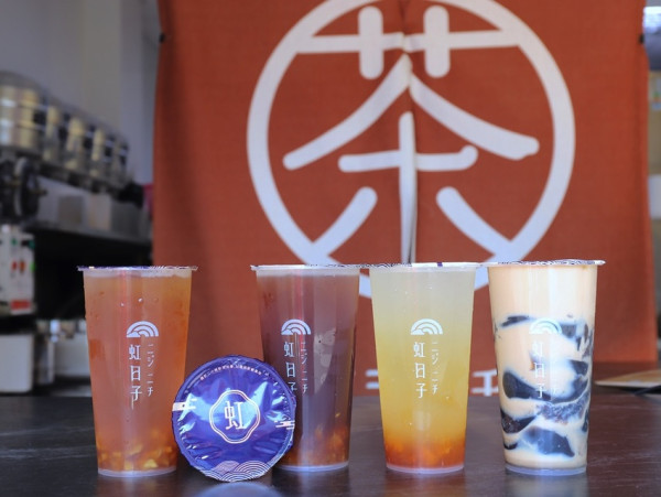 虹日子ニジニチ-大灣店：台南質感文青風飲料店，讓你喝到純萃好茶.健康手作水果醬.價格平實的果粒飲品｜大灣開幕慶全系列飲品買一送一｜台南大灣新市必喝 - 進食的巨鼠