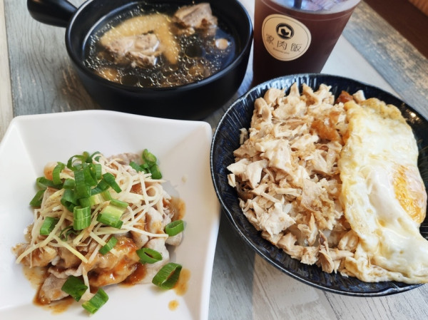 台南古早味燻雞肉飯  搭配麻油土雞蛋涮嘴美味  還有雞湯鍋燒、雞肉切盤等多元搭配