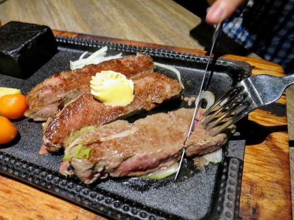 【新北淡水美食】牛Bar(淡海店)，鍋物均一價$189元，白飯、濃湯、爆米花、明治冰淇淋、飲料及冰沙都是無限供應！