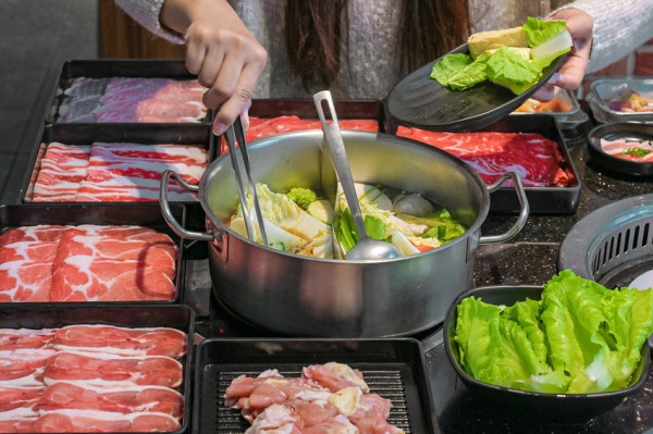 【台北吃到飽】金大鋤壽喜燒-三創店：超值369起吃到飽！高空美景火烤兩吃！