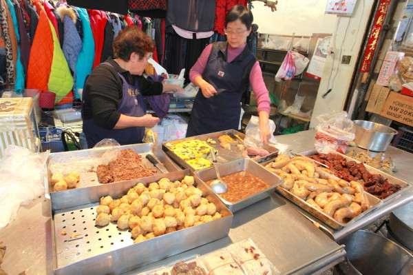吃。台南|中西區|知名水仙宮美食，儘早前來不然吃不到，台灣古早味點心專賣店，台南市必訪的傳統美食，整體口感令人懷念「韓式古早味油飯」。