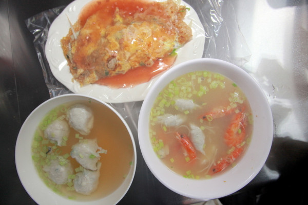 吃。高雄|梓官區|蚵仔寮美食。剛剛開幕不久，蚵仔寮知名的『清魚丸』相關事業，整體口感很美味CP值很高「清海鮮粥」