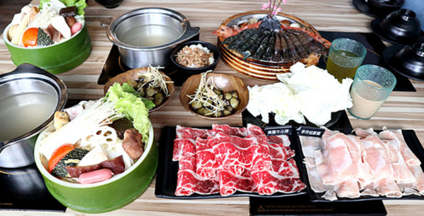 「板橋府中火鍋」【蜆王頂級鍋物】特別推出「花蓮立川黃金蜆」鍋底的健康養生涮涮鍋，開幕期間平日有85折，假日9折優惠！ 