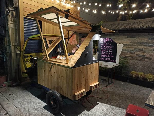 高雄鼓山區=<食>內惟小社區居然也有這麼一間可愛的餐車店家【小鮪魚餐車/嘟嘟車】以自製的沙茶醬以及辣椒醬，堅持新鮮食材入麵＊深夜食堂推薦=