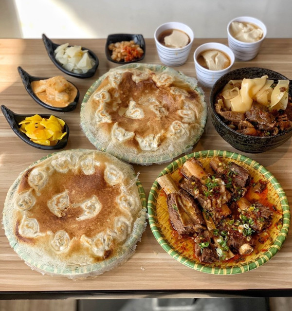 『麵家二眷-竹北店』大份量平價牛肉麵推薦，還有美美的冰花圓盤煎餃，內用還有手工古早味豆花可以吃到飽！ - 阿華田的美食日記