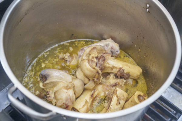 每日限量超強越南河粉，生牛肉超嫩必加兩顆生蛋黃，要吃要趁早～賣完就沒有