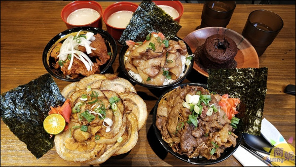 黑毛牛肉山丼、花朵叉燒丼超吸睛!牛丁次郎坊百元燒肉丼免服務費雞白湯飲料喝到飽@商妮吃喝遊樂