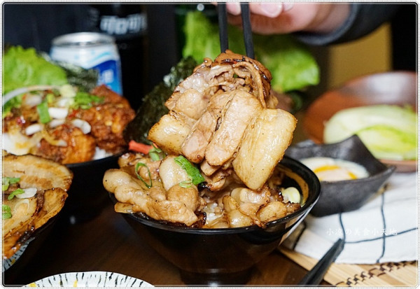 台中丼飯推薦║牛丁次郎坊崇德店，大口吃肉爽度破表，份量滿滿超划算，雞湯、飲料喝到飽(宵夜時間也吃的到喔!)