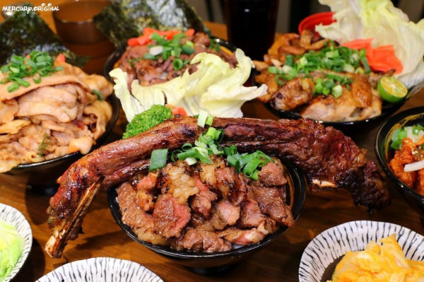 百元平價爽嗑爆量肉肉山，整隻戰斧牛排丼浮誇吃法，雞白湯、飲料免費喝到飽