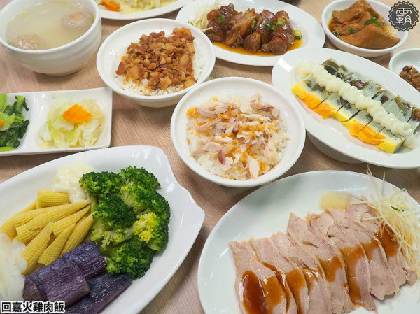 回嘉火雞肉飯，台中新開幕嘉義雞肉飯，火雞肉飯配軟Q豬腳，用餐時間人潮多～