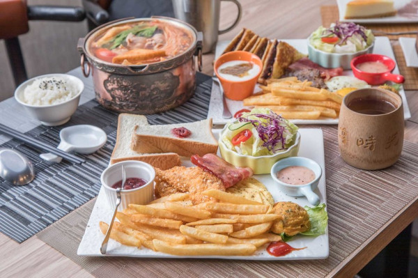 [桃園龜山]時間就該浪費在美好的事物上！大份量早午餐＋暖心鍋物！享時光林口站 - 大手牽小手。玩樂趣