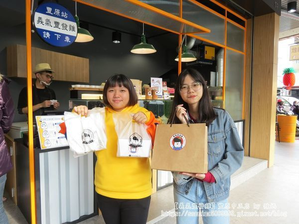 豐原炸雞｜台中炸雞【義氣豐發雞】台中豐原店，酥脆的炸雞.炸烤串有多種口味的醬汁可選擇，還有美味的伴手禮哦~