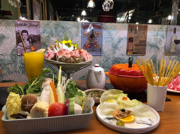 [新北]喜園風味涮涮鍋．林口歐風店/在歐陸貴族風格餐廳裡歐享用火鍋/情侶約會火鍋首選/慈心有機認證蔬果/IG打卡網美採點/約會聖地