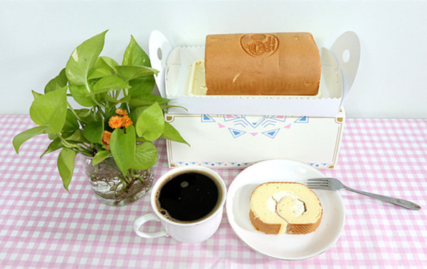 「高雄美食/宅配」【京洺食品】「貓山王榴槤生乳捲」綿密細緻，柔軟濕潤，入口即化，微甜不膩口，榴槤香氣悠雅不濃烈！