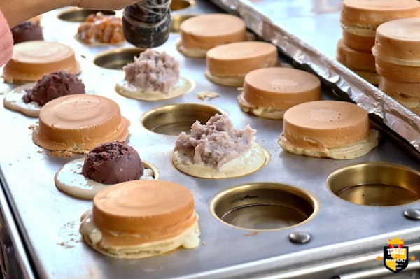 台南鹽水美食／下午才營業只賣3.5小時／飄香20多年的紅豆餅／嚴選食材堅持品質／手工自製新鮮餡料／價格親民用料實在／忠實顧客一買就是100顆