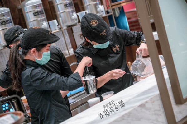 阿新筆記|侯彩擂|台灣第一間！直接開在台中老虎城，以13道工序蜜香紅茶當基底，招牌牛魔王黑磚奶茶激推！