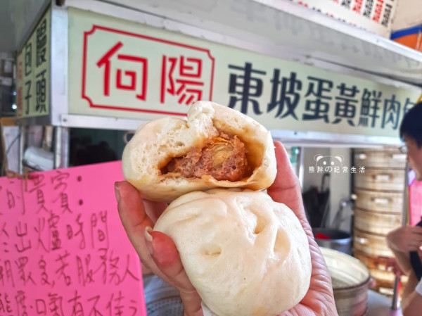 【台中南區】向陽東坡蛋黃鮮肉包，第三市場內排隊美食，現場排隊需等候一小時，想吃看運氣，想預訂都還要等20天以後