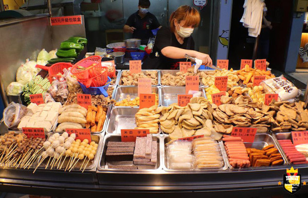 台南鹹酥雞／營業時間還沒到就排隊／每日限量晚來吃不到／獨家特調胡椒鹽／在地飄香10多年／食材種類選擇多／老闆忙到手都沒停過