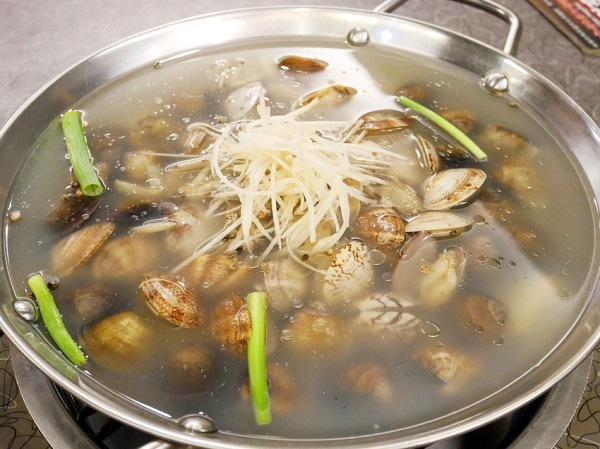 台北市民大道聚餐餐廳，花雕雞一鍋三吃超划算，醬汁、湯頭都對味，很值得品嘗!