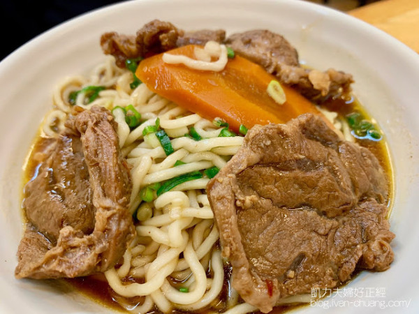  【高雄旗山美食】小鄧牛肉麵｜（美食大驚奇）在地老饕最愛牛肉麵，店內竟有日本和牛牛肉麵

