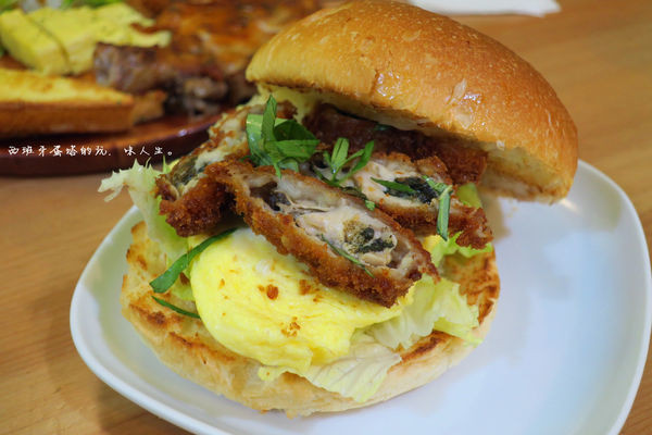 壹三找餐｜新莊超狂早午餐！可樂餅夾在手工粉漿蛋餅裡、低醣漢堡裡面有炸牡蠣，這樣對嗎？！