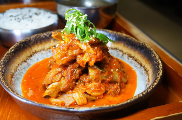 [遠百A13美食] 牛肋雪濃湯飯 x 韓式麻油蟹膏能吃幾碗飯？偷飯賊- 平價美味韓式定食料理/ 信義遠百A13餐廳推薦/ 信義區餐廳/ A13遠百週年慶