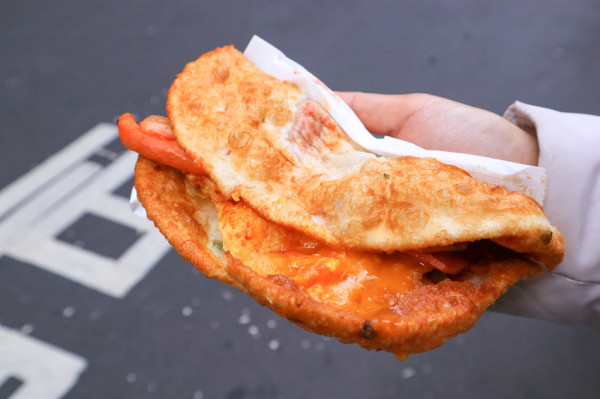 【新北土城】BOOM炸蛋蔥油餅：國民銅板人氣小吃，不油膩配方更爽口。