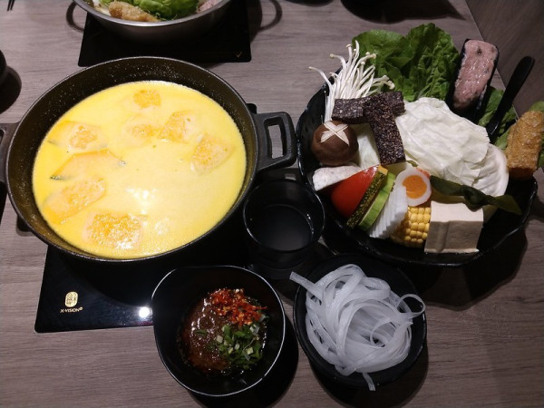 台中美食|擁有15種特色湯頭的隱鍋也插旗一級美食戰區公益路 完整菜單 公益路火鍋