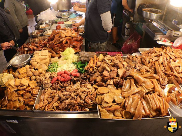 台南滷味／每日限量只賣3小時／一擺攤就被人潮包圍／隱身黃昏市場飄香10多年／不到2小時秒殺完售／晚來站旁邊看老闆收攤／人氣最高熟食攤