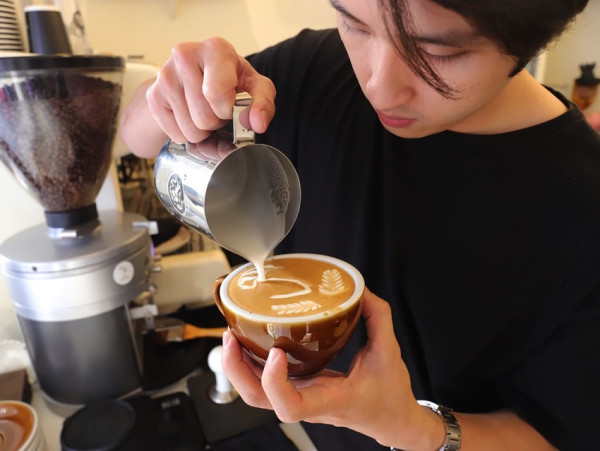睿咖啡 Barista_ray coffee：台南冠軍拉花咖啡，插旗臺南美術館2館旁，用銅板價格就能喝到一杯擁有藝術拉花的好咖啡 - 進食的巨鼠