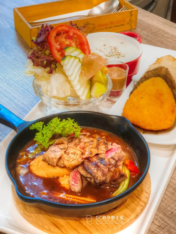 台中美食  故事．家義大利美食坊 家常溫馨小店 平均價位250元左右套餐 三色鬼島飯丸 也有多款燉飯跟義大利麵