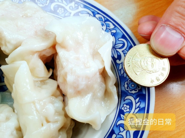 台中美食 │ 鮮蒸餃金元寶 美村路最新人氣巨無霸水餃店 夢幻鮮蝦水餃這名稱太吸眼球 近審計新村國美館