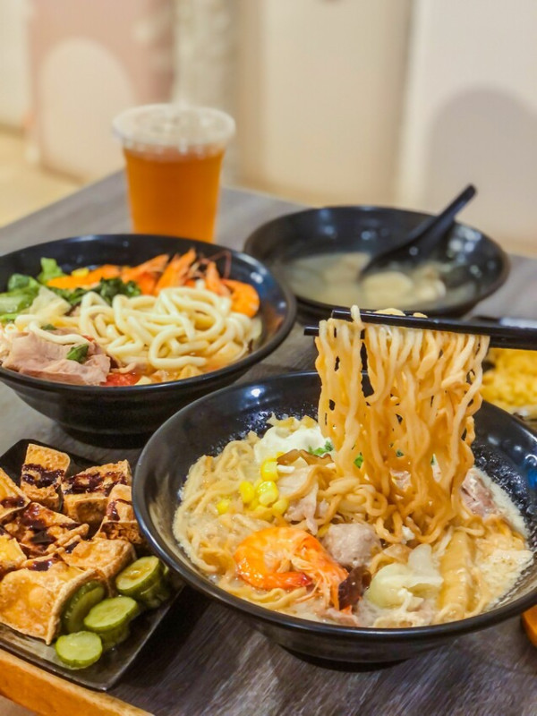 中山美食-伊府軒鍋燒麵專賣店:中山必吃高Cp值巷弄美食-濃郁湯頭份量超大