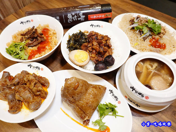 捷運淡水信義線美食/淡水老街美食推薦【呷七碗新北淡水店】經典肉粽/阿糯油飯/佛跳牆盅/滷肉飯/肉燥米粉/家傳桂花烏梅汁(古早味美食)呷七碗大胃王挑戰賽(食記+菜單)