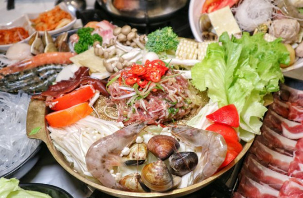 台中｜銀鈎鍋物｜逢甲宵夜新選擇，正宗銅盤烤肉288起，多種特色湯底任你配