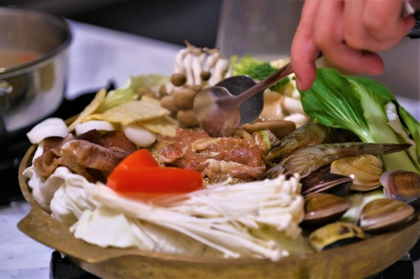 萬八餐飲銀鈎鍋物銅盤烤肉｜278元就能同時吃到火鍋和烤肉！激推萬惡的韓式蟹膏飯！台中火鍋推薦、台中銅板烤肉推薦、台中烤肉推薦、逢甲烤肉推薦、逢甲火鍋推薦、台中韓式推薦、逢甲韓式推薦、逢甲美食餐廳推薦