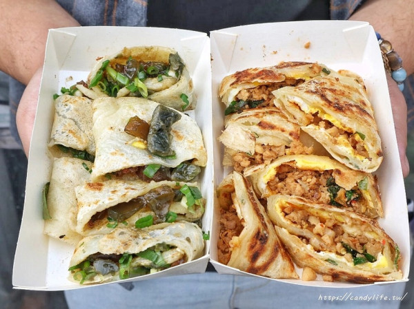 小時代眷村美食│市場裡的古早味蛋餅，激推皮蛋蛋餅、打拋豬蔥油餅，內餡多到爆出來！