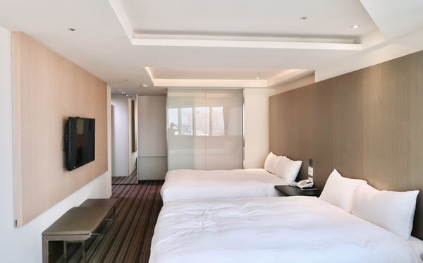 【住宿】嘉義住宿推薦-德爾芙快捷酒店（內含影片／房間開箱／仁愛路商圈／停車場／嘉義市火車站住宿／靠嘉義車站）