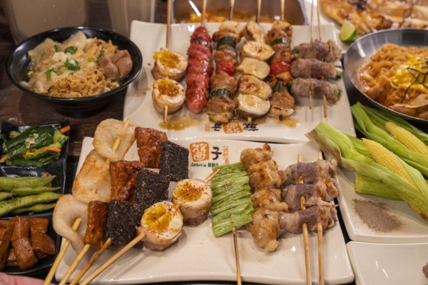 汐止美食 就醬子烤吧｜台中人氣居酒屋插旗汐止 宵夜一次嚐盡串烤快感 高ＣＰ值套餐點下準沒錯 !! · 算命的說我很愛吃