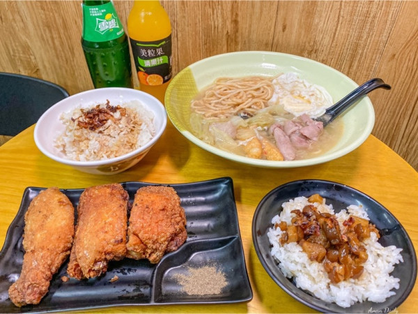 | 高雄美食 |平價美味學生最愛的餐館/滷肉飯.炸雞腿.熱壓吐司應有盡有/宵夜時間也有賣/上味珍餐飲部