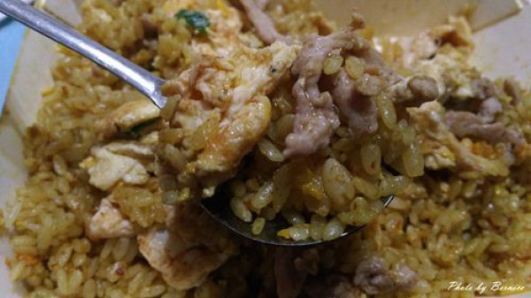 紅燈籠炒飯炒麵~店家外觀不優但出品美食味道一極棒