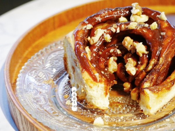 新北淡水—暇俵咖啡/ Cafe.chiabiao｜在滬尾巷弄與肉桂捲相遇｜淡江大學、學府路