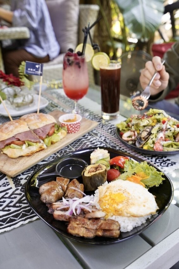 旁聽席 - 走入童話世界的景觀餐廳，原住民特色餐點／木造小屋／壯闊山景／約會必去，屏東山地門參觀餐廳推薦