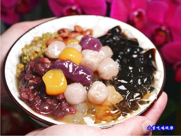 台中高CP值黑糖刨冰【星大王甜品專賣-水湳店】滿滿8種配料50元銅板價。鑽石冰口感+吃的到芋仔顆粒純手工綜合圓好呷。消暑飲品~古早味黑糖仙草茶~必買!(食記+MENU)