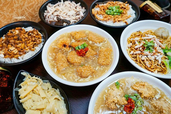 內行人才會知道的隱藏版小吃，銅板美食全部都在這，現炸酥脆厚實虱目魚焿，酥炸魚肉鹹香鮮嫩！