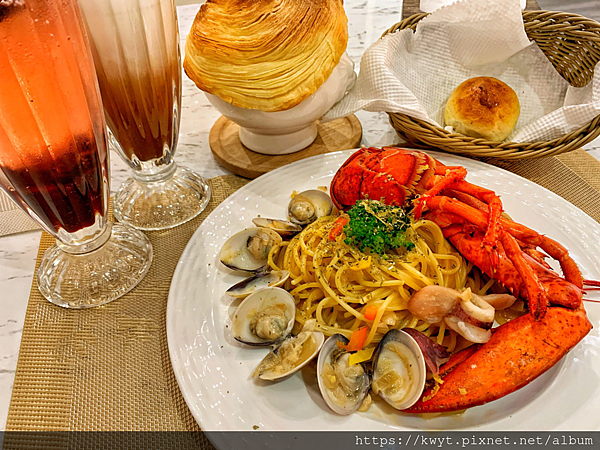 【新竹美食/異國料理推薦】ONLY歐義料理。高CP值的義大利麵上居然有半隻超大龍蝦，用餐環境簡約、高質感，適合聚餐！